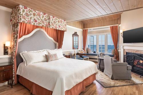 蒙特雷斯皮恩德里福特旅馆的一间卧室设有一张床和一间客厅。