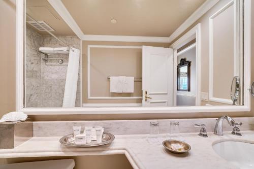 蒙特雷斯皮恩德里福特旅馆的一间带水槽和大镜子的浴室