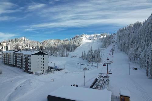 亚霍里纳Snjezna Dolina Resort - Jahorina的雪覆盖的滑雪场,设有滑雪缆车