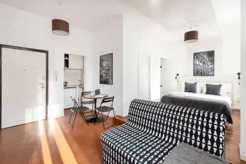 罗马白色特米尼公寓的一间卧室配有一张床和一张桌子