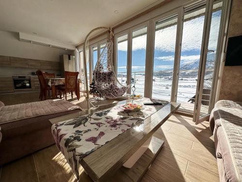 扎布利亚克Gorštak的客厅设有吊床和一张美景桌子。