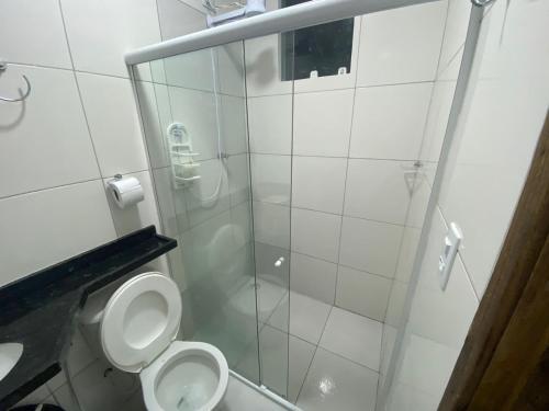 圣若泽-达科罗阿格兰迪Vila Bangalô的一间带卫生间和玻璃淋浴间的浴室