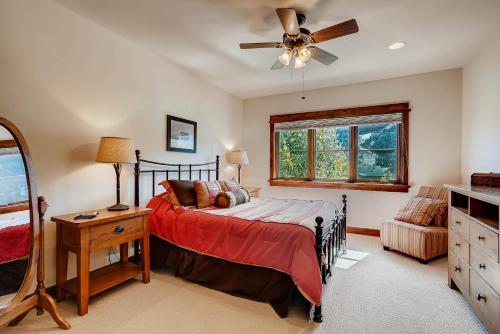 基斯通Keystone Private Homes by Keystone Resort的一间卧室配有一张床和吊扇