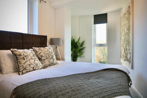NailseaServiced Apartments Nailsea的一间卧室设有一张大床和一个窗户。