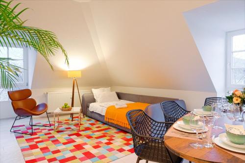 利普施塔特HAMA Design Homes的客厅配有床和桌椅