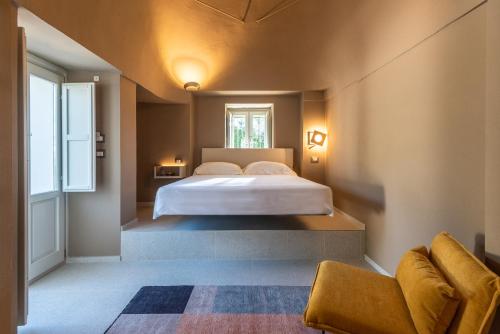 马丁纳弗兰卡Villa Ada-Trulli Puglia的一间卧室设有一张大床和一个窗户。