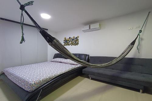 巴兰基亚Ayenda Brisas del Rio的一张带吊床的睡床