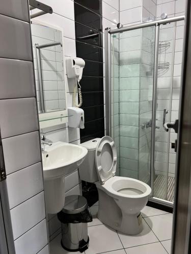 普里莱普Deni Apartments的浴室配有卫生间、盥洗盆和淋浴。