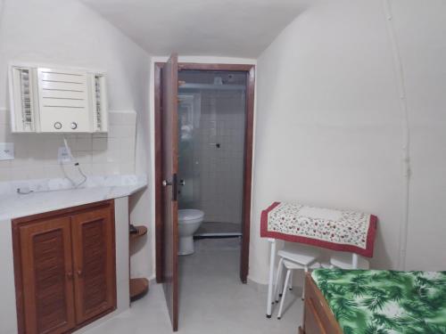 布希奥斯Cabana lofft 70 em Tucuns Búzios的客房内设有带水槽和卫生间的浴室