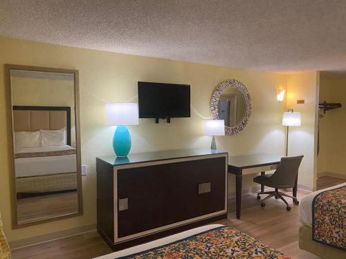 俄克拉何马城OK Hotel的酒店客房设有带书桌和镜子的卧室