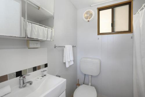 科夫斯港Reflections Coffs Harbour - Holiday Park的白色的浴室设有卫生间和水槽。