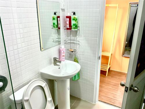 北榄Ban Ing Suan的一间带水槽、卫生间和镜子的浴室