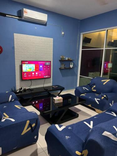 瓜埠FR Comfort SEAView Kuah, Langkawi的蓝色的客厅配有沙发和电视