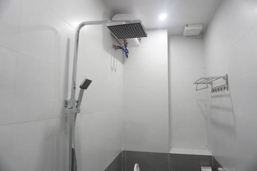 Kiến AnAdal Motel的墙上设有灯光淋浴的浴室