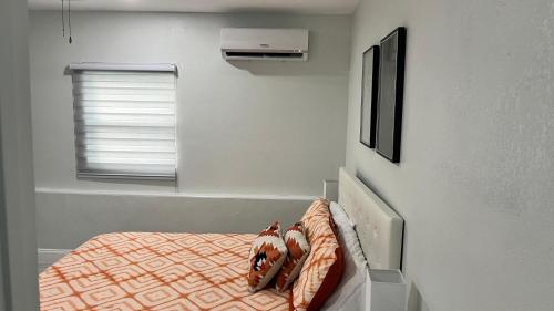 迈尔斯堡VillaBella的一间卧室配有一张床和一台电视