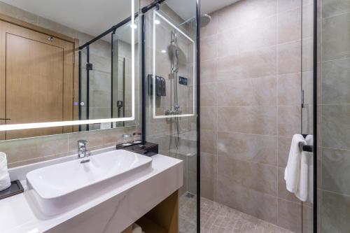 胶州青岛胶东国际机场秋临悦享酒店的一间带水槽和淋浴的浴室