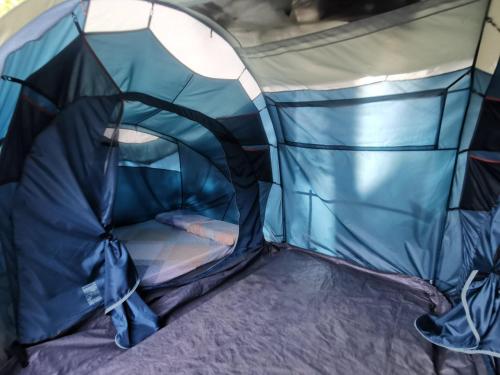 El Nido Beach Camp的蓝色帐篷,配有一张床