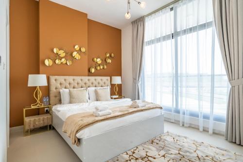 迪拜Primestay - Prime Views 1BR in Al Meydan的一间卧室设有一张大床和一个大窗户