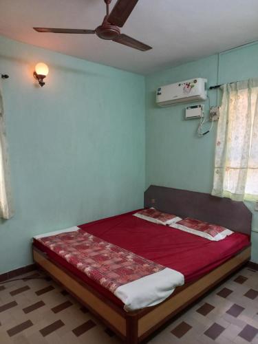 帕纳吉2 Bhk Holiday home near Panjim city & Beaches的配有吊扇的客房内的一张床位