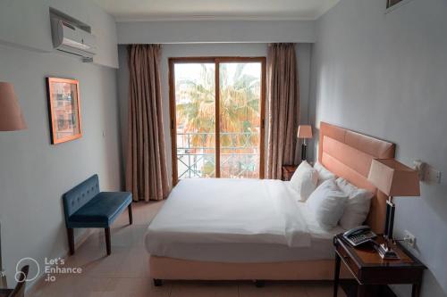 安曼Guest House Hotel Amman by FHM的酒店客房设有床和窗户。