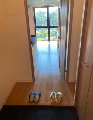 小田原市THE VIEW Odawara shiro-no mieru hotel - Vacation STAY 67008v的走廊地板上两双鞋