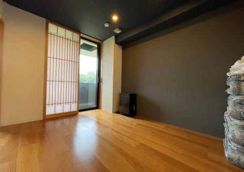 小田原市THE VIEW Odawara shiro-no mieru hotel - Vacation STAY 67008v的一间空房间,铺有木地板,设有一扇门