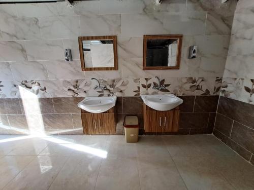 瓦迪拉姆Wadi rum galaxy camp的浴室设有2个水槽和2面镜子