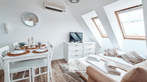 BliznatsiFour seasons apartment - Oasis beach resort的白色的客厅配有桌子和沙发