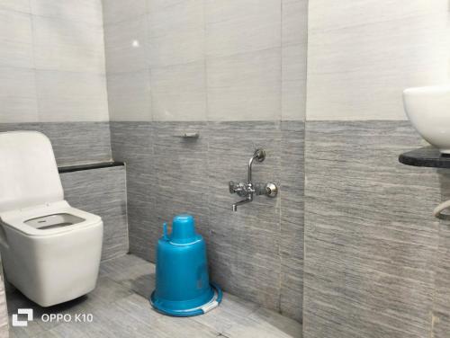 阿南德hotel rudra palace的一间带卫生间和水龙头的浴室