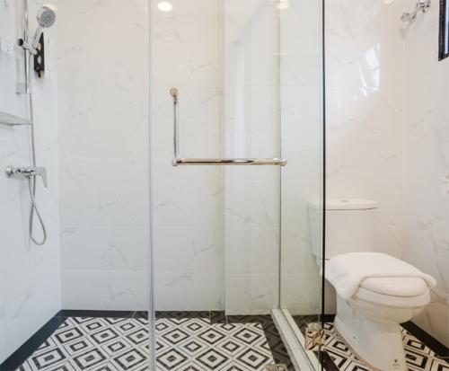 金马仑高原SPRINGHILL RESORT的一间带卫生间和玻璃淋浴间的浴室