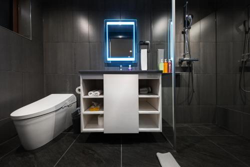 白马村Bluebird Apartments by The Hakuba Collection的浴室设有卫生间和带镜子的盥洗盆