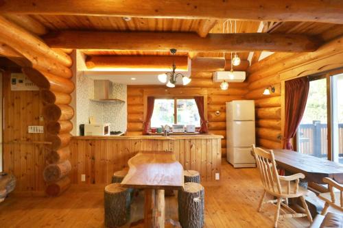 伊东Log cabin Izukogen - Vacation STAY 61056v的小木屋内的厨房和用餐室