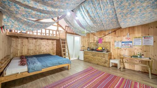 抱川市Club Lespia in Pocheon Baegun Valley的一间卧室设有一张床和木墙