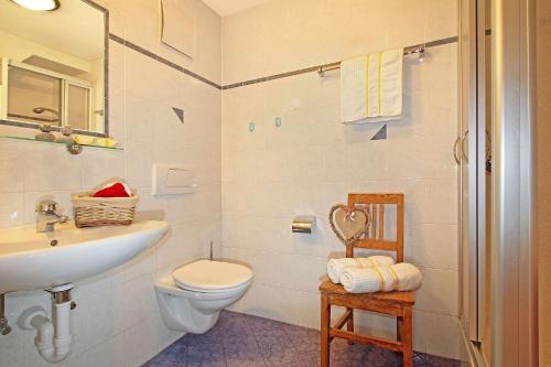 法尔泽斯Niederhaeusererhof的白色的浴室设有水槽和卫生间。