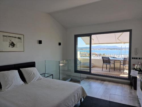 滨海萨纳里Sanaritz的一间卧室配有一张床,享有海景