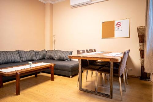 布达佩斯Apartment of Közraktár的客厅配有沙发和桌子