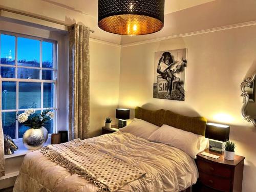 普里茅斯TWO BEDROOM Private development & concierge的一间卧室设有一张大床和一个窗户。