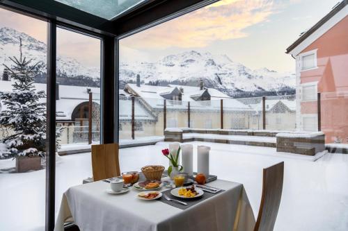 席尔瓦普拉纳阿尔巴纳斯尔瓦普拉那酒店的餐桌,享有雪覆盖的山脉美景