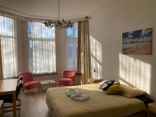 斯海弗宁恩Plato by Hofstad Studio’s的一间卧室配有一张床,上面有两条毛巾
