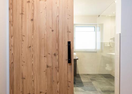 斯拉德明布伦纳酒店 - 雷特拉姆的一个带水槽的浴室内的木门