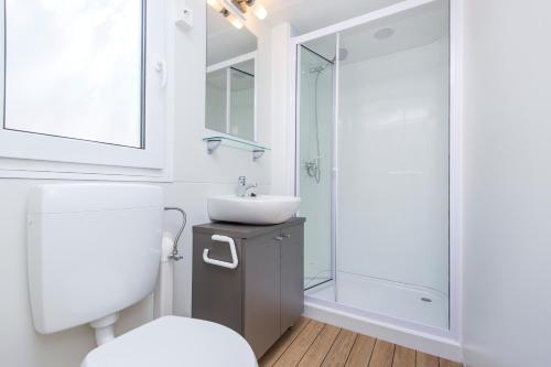 罗列特海岸Albatross Mobile Homes on Camping Cala Canyelles的浴室配有卫生间、盥洗盆和淋浴。