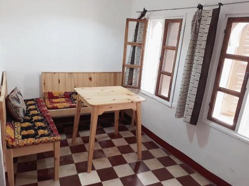 舍夫沙万Vallparadis Pension Familiar" FIRDAUS"的客房设有桌子、长凳和窗户。