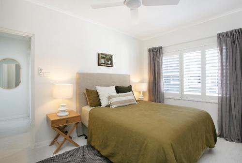 AvalonAvalon Beachside Apartment的一间卧室设有一张大床和一个窗户。