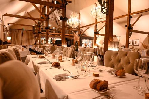 于尔叙珀德优斯贝尔特城堡的一间设有白色桌椅的用餐室