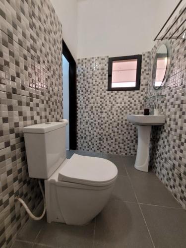 洛美Villa MiraMar的一间带卫生间和水槽的浴室