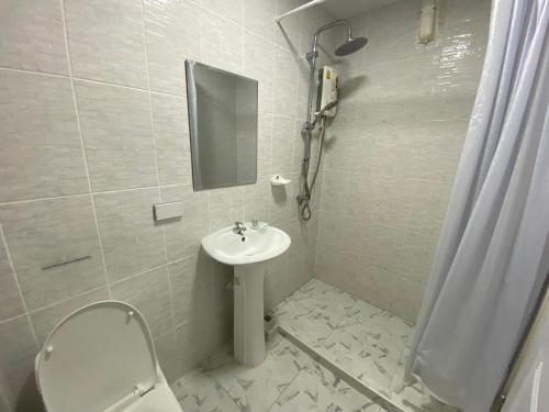 Phala Shore Resort的一间带水槽、卫生间和镜子的浴室