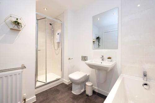 格拉斯哥Stylish House with Garden and Parking的白色的浴室设有卫生间水槽和淋浴。