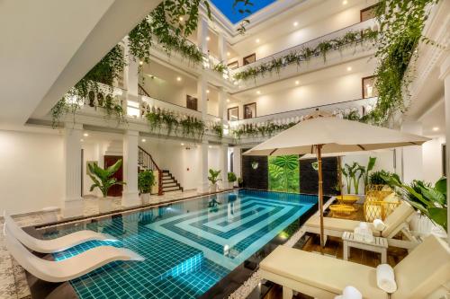 会安Royal Mansion Boutique Hoi An的一座带游泳池的建筑中的室内游泳池