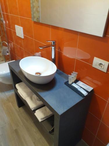圣维托阿尔塔利亚门托Al Santuario的浴室设有黑色柜台上的白色水槽