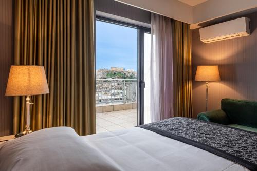 雅典Astor Hotel Athens的酒店客房设有一张床和一个大窗户
